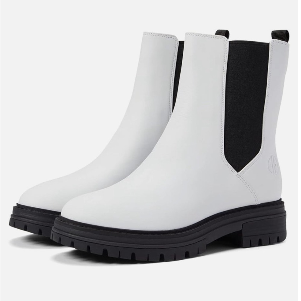 Cole Haan White Waterproof Chelsea Boot in size 7